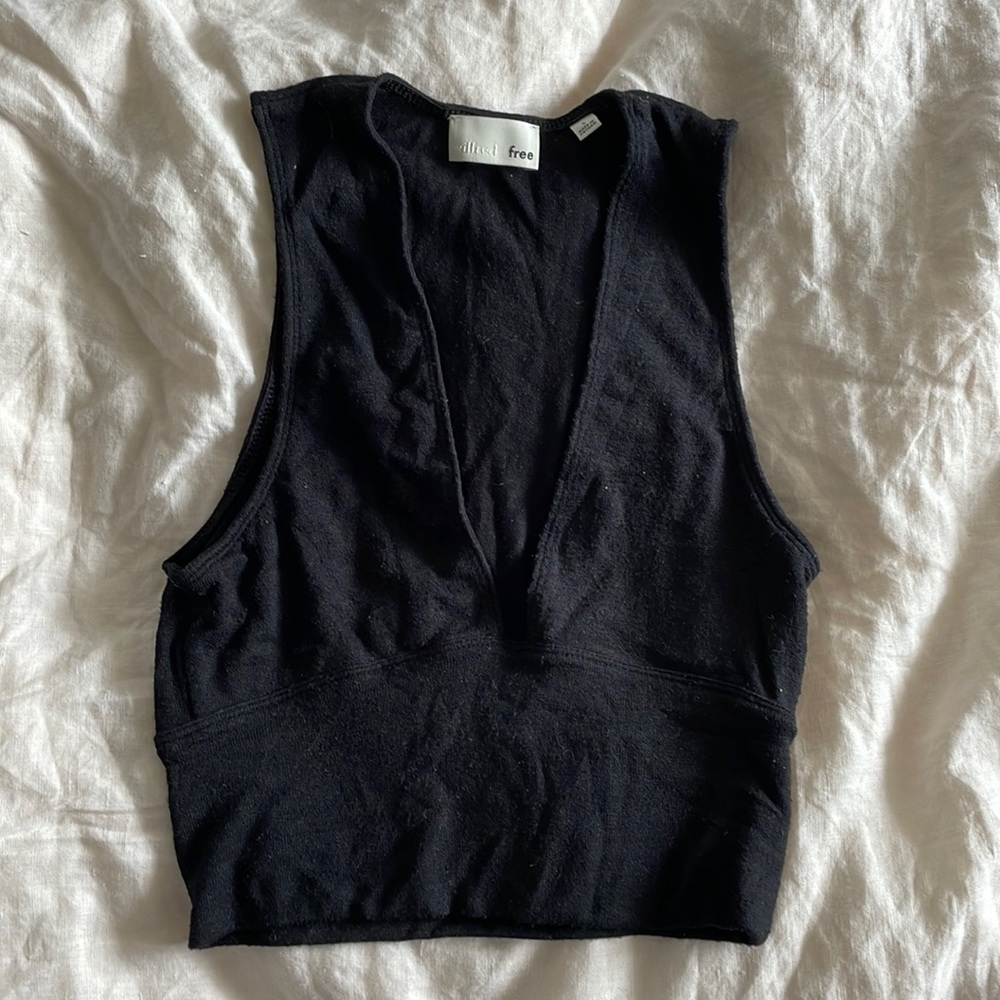 Aritzia Wilfred Free black crop tank with deep V-neck, size S